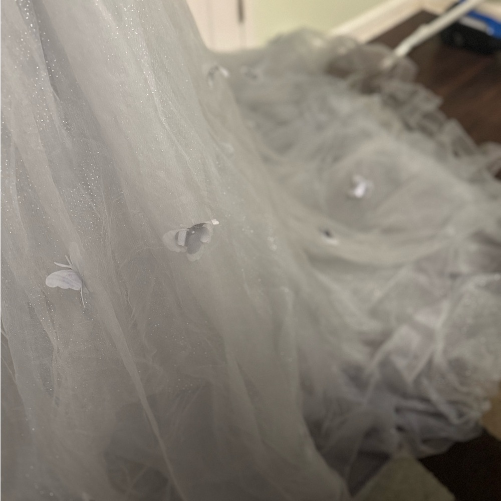 Elegant Gray Gown with Embellishments - Picture 6 of 6